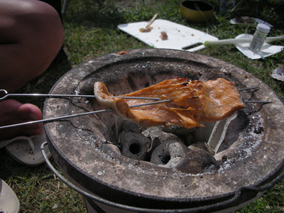 鮭の腹皮を七輪で炭火焼き