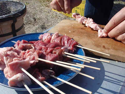 猪肉の串焼きを作る